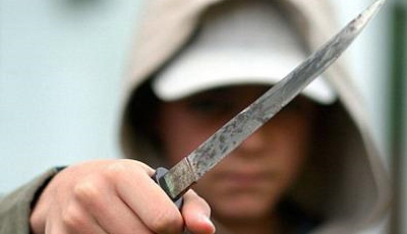 يغرزون 10 طعنات في جسمه من أجل سرقة قلادة ذهبية في العاصمة