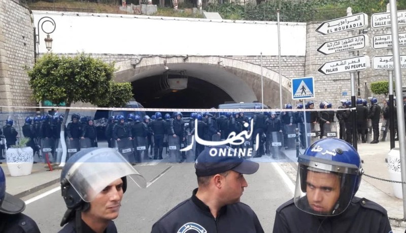 بالفيديو والصور.. غلق “غار الحراك” أمام المتظاهرين لأسباب أمنية