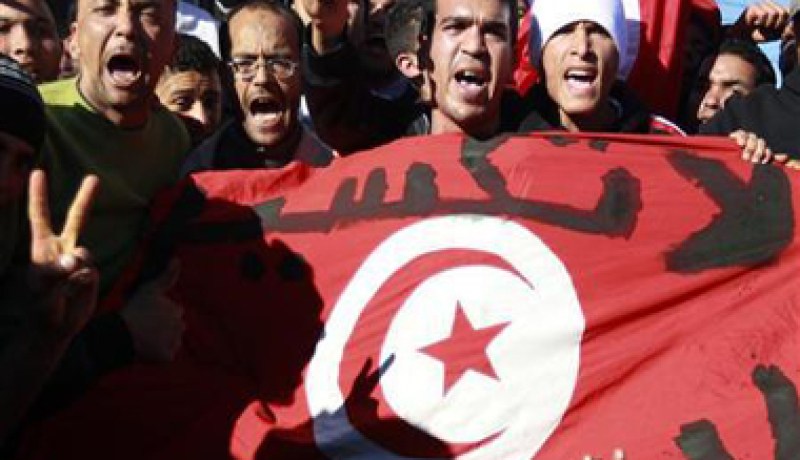 السلطات التونسية تعلن حظرا للتجول في العاصمة بعد تجدد الاحتجاجات