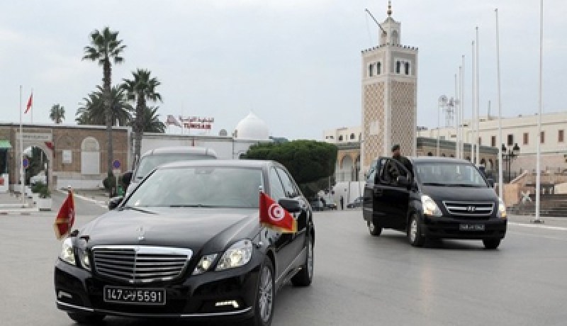 ‮003 ‬شرطي‮ ‬يعترضون سيارة الرئيس التونسي