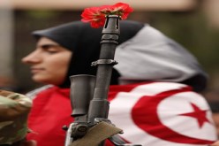 الشرطة تنضم إلى المظاهرات في تونس