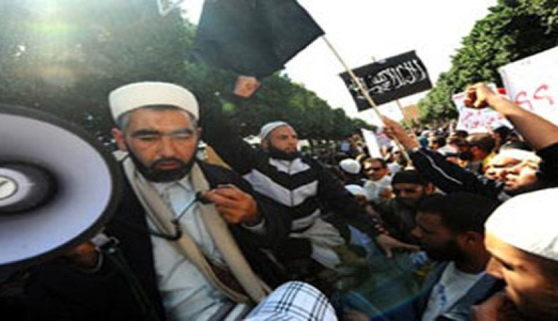 الشرطة التونسية تطلق الغاز المسيل للدموع على محتجين إسلاميين