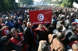 مئات من رجال الأمن يتظاهرون أمام قصر الرئاسة في قرطاج بتونس