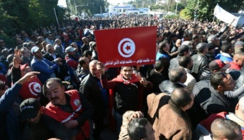 مئات من رجال الأمن يتظاهرون أمام قصر الرئاسة في قرطاج بتونس