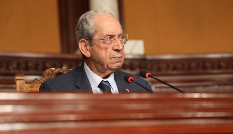 الرئيس التونسي محمد ناصر يؤدي واجبه الانتخابي
