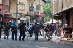 الشرطة التركية تطلق قنابل الغاز وتعتقل 136 من المتظاهرين