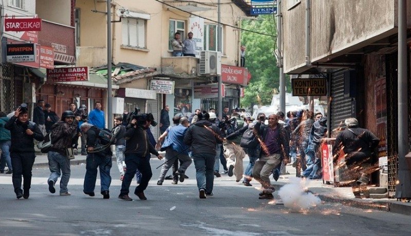 الشرطة التركية تطلق قنابل الغاز وتعتقل 136 من المتظاهرين