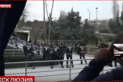 بالفيديو.. أتراك يهاجمون حافلة لمناصرين روس بالحجارة في إسطنبول