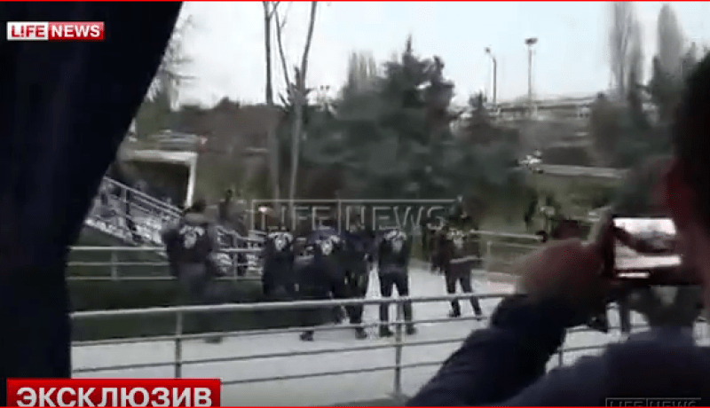 بالفيديو.. أتراك يهاجمون حافلة لمناصرين روس بالحجارة في إسطنبول