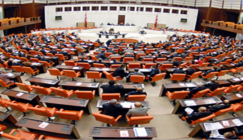 تركيا تحد من سلطات القضاء لاستجواب مسؤولي المخابرات