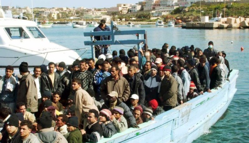 تركيا تهدد أوروبا بـ 15 ألف لاجئ شهريا