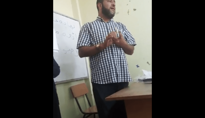 فيديو مؤثر لأستاذ يُودع تلاميذه في نهاية مشواره التدريسي