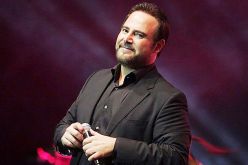 صورة عاصي الحلاني يقبل يد فتاة معاقة تشعل مواقع التواصل الإجتماعي