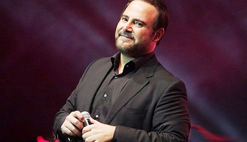 صورة عاصي الحلاني يقبل يد فتاة معاقة تشعل مواقع التواصل الإجتماعي