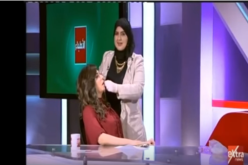 بالفيديو.. مذيعة تجري عملية تجميل على المباشر!