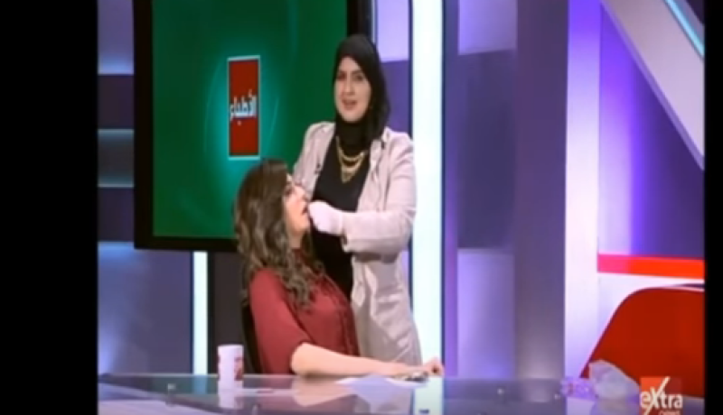 بالفيديو.. مذيعة تجري عملية تجميل على المباشر!
