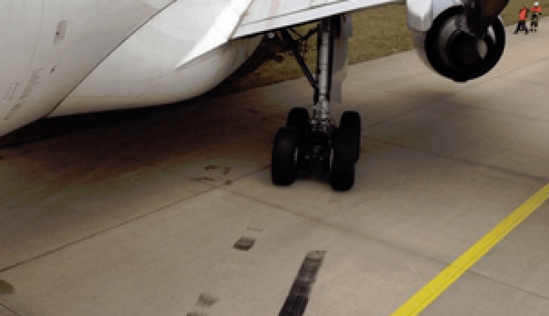 بالصور  انحراف طائرة للجوية الجزائرية في  مطار أورلي الفرنسي