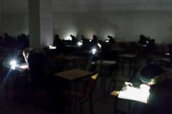 بالصور.. جامعة باب الزوار تحت أضواء الهواتف النقالة