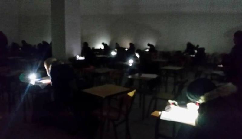 بالصور.. جامعة باب الزوار تحت أضواء الهواتف النقالة