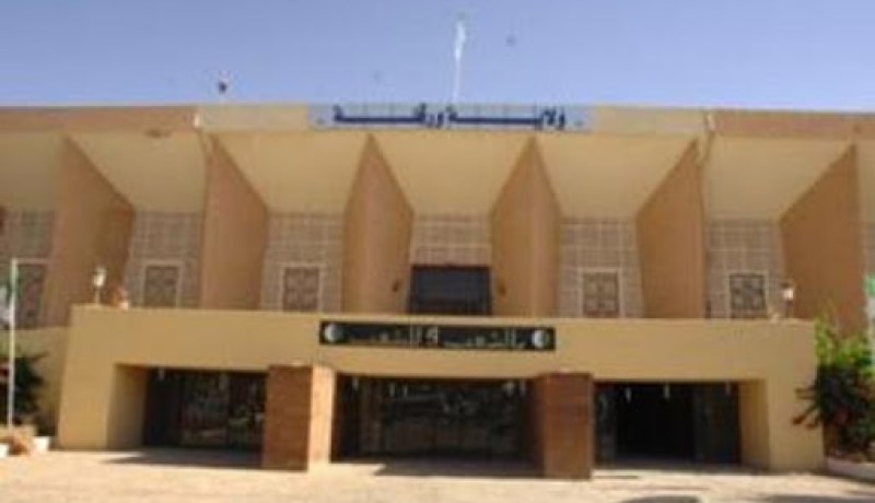 والي ورڨلة يقرر غلق بعض المحلات والمتاجر لعدم إحترام التدابير الوقائية