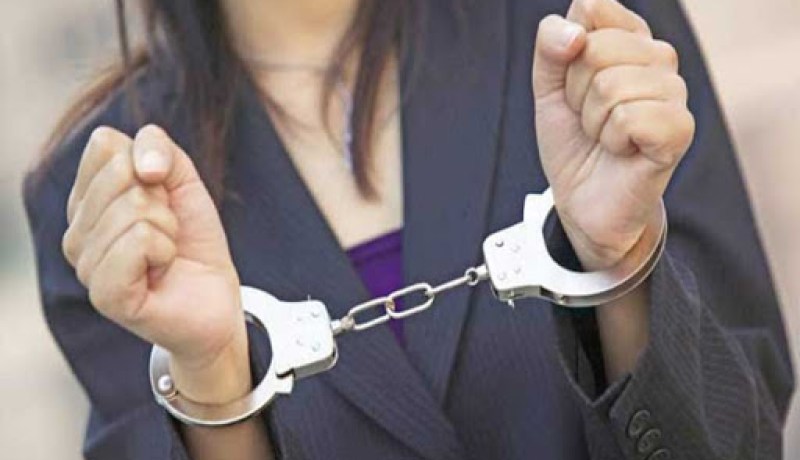 هكذا اقدمت فتاتين وشريكهما بالسطو على منزل محامية بعد تكبيلها وتصويرها عارية ببرج البحري