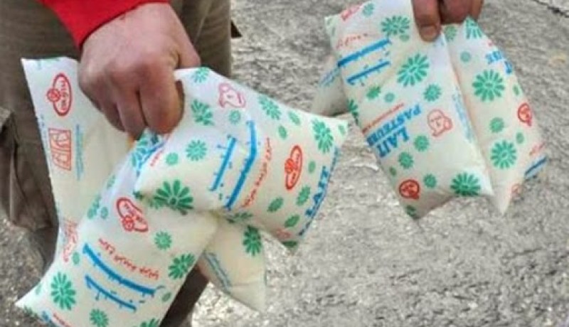 مزج حليب البقر داخل كيس حليب البودرة المدعم