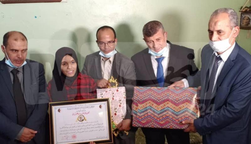 والي النعامة يزور صاحبة أعلى معدل في شهادة البكالوريا بالولاية