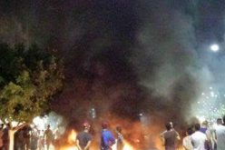 تجار فوضويين يغلقون الطريق امام مقر ولاية بجاية