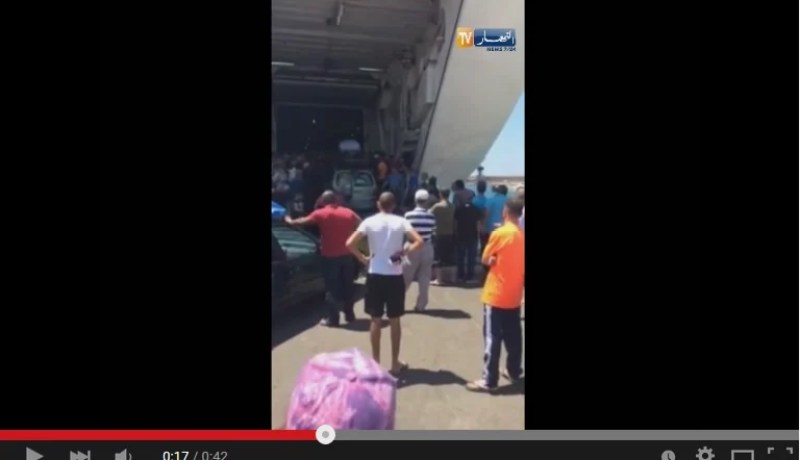 بالفيديو فوضى و تدافع على سفينة العودة بين السياح الجزائريين المحتجزين بمرسيليا