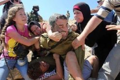 شاهد بالفيديو والصور جندي إحتلال يتعرض للضرب من فلسطينيات في رام الله
