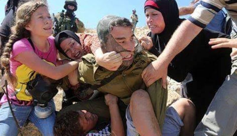 شاهد بالفيديو والصور جندي إحتلال يتعرض للضرب من فلسطينيات في رام الله