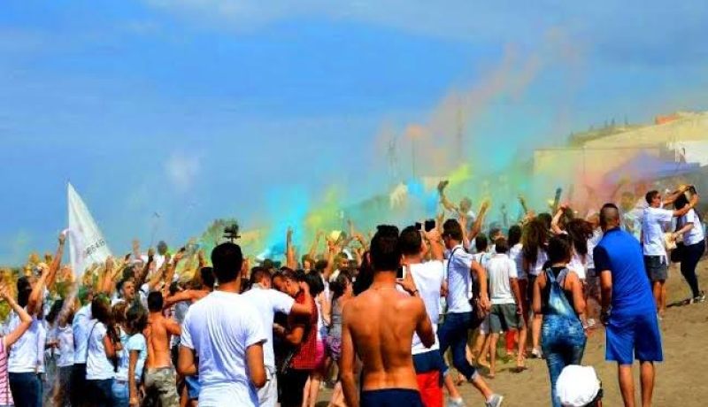 بالفيديو   مهرجان الألوان في بجاية  يلهب مواقع التواصل الإجتماعي