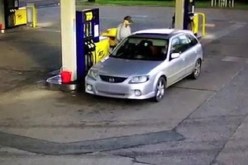 بالفيديو.. سائق يدهس عاملة في محطة وقود ويهرب