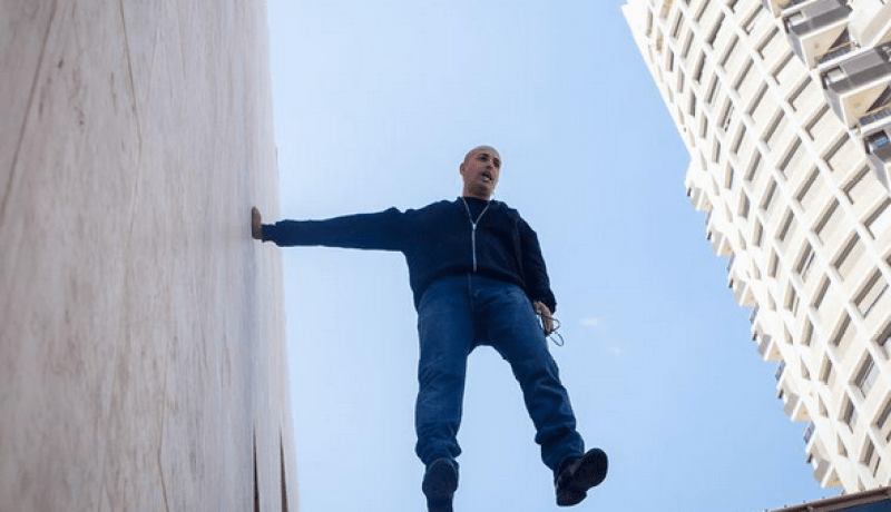 بالفيديو ساحر يسبح في الهواء و يبهر الجمهور