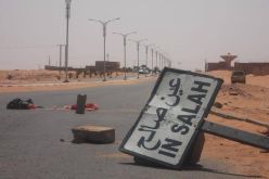 بالصور غلق الطريق الوطني رقم واحد في عين صالح من طرف حركة شباب الهقار