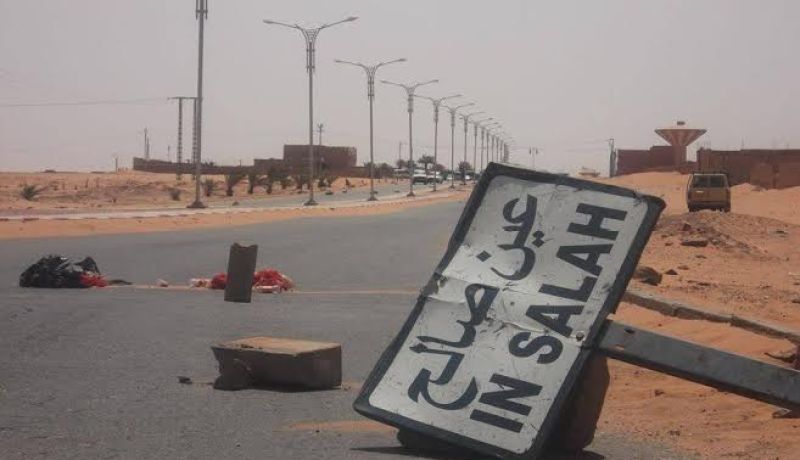 بالصور غلق الطريق الوطني رقم واحد في عين صالح من طرف حركة شباب الهقار