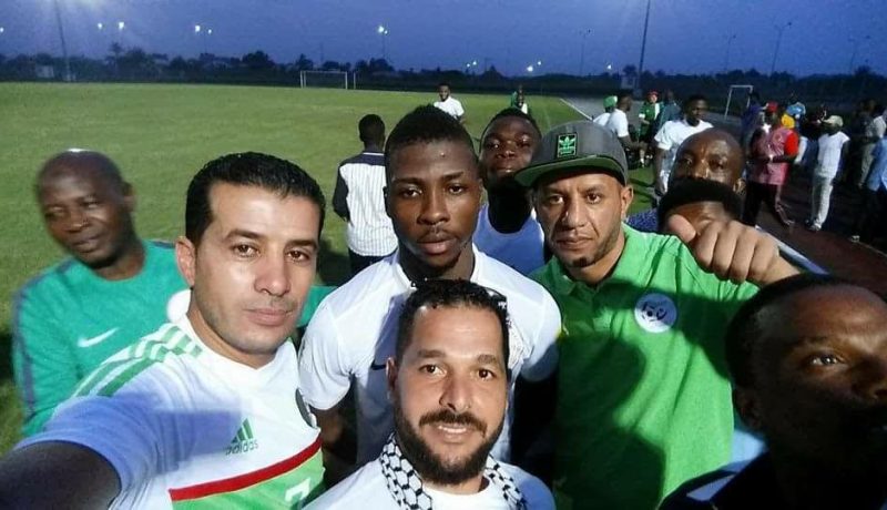 بالفيديو والصور.. هذا ما فعله مناصرو الخضر بعد رفض اللاعبين إلتقاط صور معهم