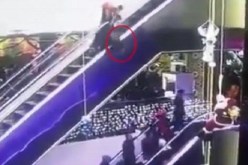 بالفيديو.. وفاة رضيع إثر سقوطه من سلم متحرك