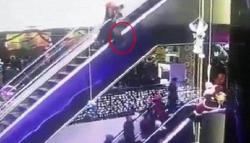 بالفيديو.. وفاة رضيع إثر سقوطه من سلم متحرك