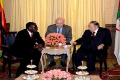 بوتفليقة يستقبل نظيره الزيمبابوي روبير موغابي