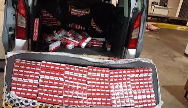 بالصور.. إحباط تهريب 460 خرطوشة سجائر مخبأة داخل سيارة بميناء وهران