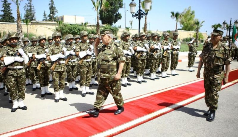 بالصور الفريق قايد صالح في زيارة عمل وتفتيش إلى الناحية العسكرية الخامسة
