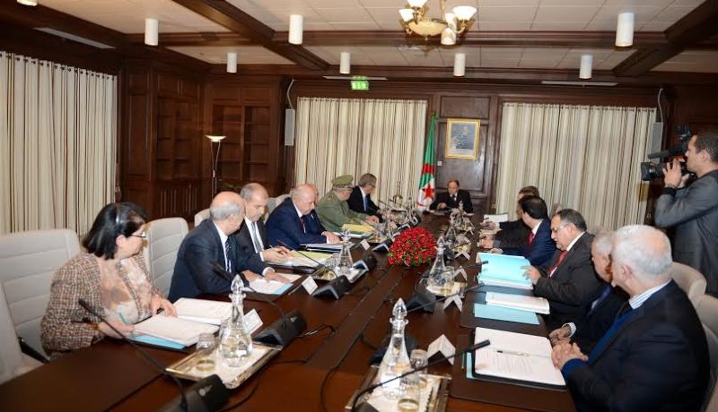 الرئيس بوتفليقة يؤكد أن إستغلال الغاز الصخري في الوقت الحالى غير وارد