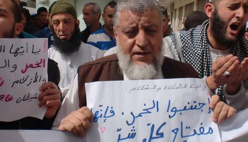 الشيخ عبد الفتاح زراوي ينظم وقفة إحتجاجية ضد قرار استباحة بيع الخمور بالجملة