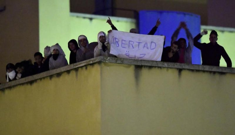 جزائريون يتمردون داخل مركز للمهاجرين في إسبانيا