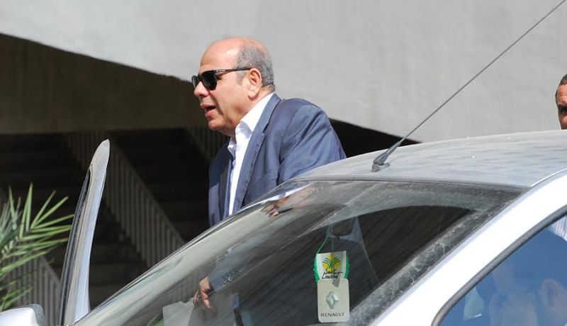 بالفيديو .. روراوة ترك الخضر في الغابون بسبب نظاراته الباريسية