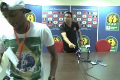 بالفيديو… مدرب الأهلي المصري ينسحب من مؤتمر صحفي بسبب ميكروفون “بي ان سبورتس”