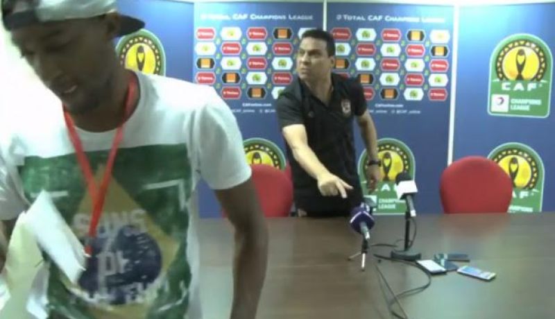 بالفيديو… مدرب الأهلي المصري ينسحب من مؤتمر صحفي بسبب ميكروفون “بي ان سبورتس”