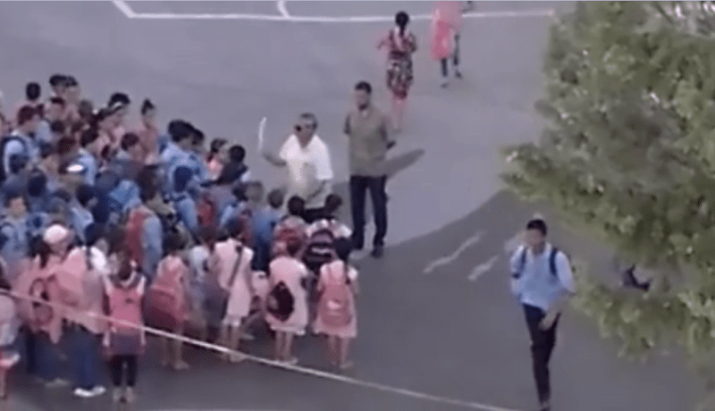 بالفيديو مدير يضرب التلاميذ بوحشية في مدرسة بسطيف