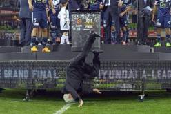 بالفيديو رئيس الاتحاد الأسترالي يسقط بشكل مؤلم عن منصة التتويج